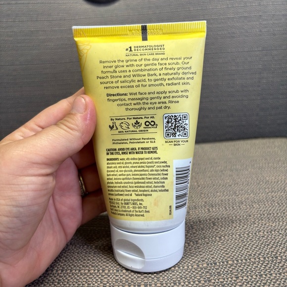 Burt's Bees Yellow Deep Cleansing Pore Scrub peach and Willow Bark 4oz - Picture 3 of 4